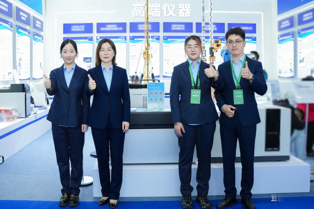 WAYEAL team members at the high-end equipment manufacturing exhibition area